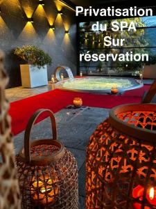 une exposition d'un spa avec des citrouilles devant une piscine dans l'établissement Les Suites du Lac, à Aix-les-Bains