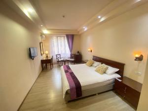 une chambre d'hôtel avec un lit et une table dans l'établissement DaMus apartments, à Erevan