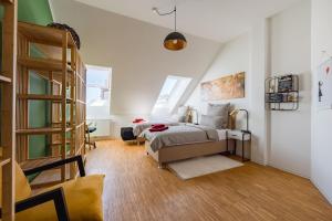 een slaapkamer met een bed en een bureau bij TAMLiving Graz Center 2 Schlafzimmer Comfort Air conditioning WIFI XBOX in Graz