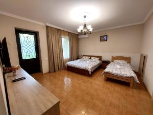 um quarto amplo com 2 camas e uma janela em Geo Kutaisi em Kutaisi