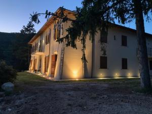 an exterior view of a building at night at Agriturismo "Casale Perla" in Norcia