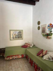 een kamer met twee bedden in een kamer bij Casa Mariuccia in Carloforte +19 foto's