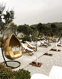 - une terrasse avec des chaises et des hamacs dans l'établissement Errika's Sweet Home, à Provatas