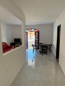 ein Esszimmer mit einem Tisch und einigen Stühlen in der Unterkunft Casa em Santa Teresa-ES in Santa Teresa