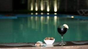 un bicchiere di vino e uova accanto a una piscina di New House Kobuleti a Kobuleti