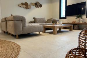 un soggiorno con divano e tavolino da caffè di Queen of Zakynthos Luxury Villas ad Amoudi