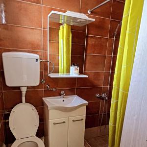 La salle de bains est pourvue de toilettes et d'un lavabo. dans l'établissement Authentic 2018, à Šid