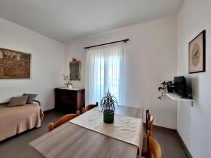 ein Wohnzimmer mit einem Tisch und einem Bett in der Unterkunft Villa Amica in Vieste