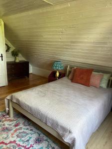 a bedroom with a bed with a lamp and a rug at Kaszubski sen in Smołdzino