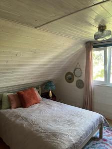 a bedroom with a bed and a window at Kaszubski sen in Smołdzino