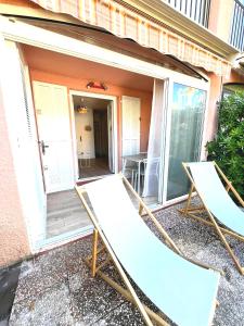 un paio di sedie sedute fuori da una casa di Le nid douillet de Jade a La Londe-les-Maures