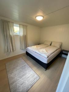 een kleine slaapkamer met een bed en een raam bij Aurland Feriehus in Aurland