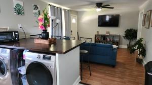 eine Küche und ein Wohnzimmer mit Waschmaschine und Trockner in der Unterkunft Hangout by firepit near USC with PET in Columbia