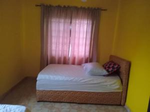 En eller flere senger på et rom på Abokobi Cosy Home
