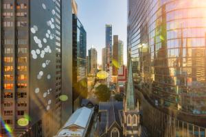 uma vista para uma cidade com edifícios altos em Hotel Grand Chancellor Melbourne em Melbourne