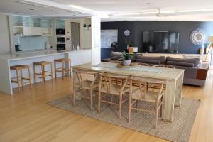 Dapur atau dapur kecil di Pandanus Beach House - Direct Beach Access