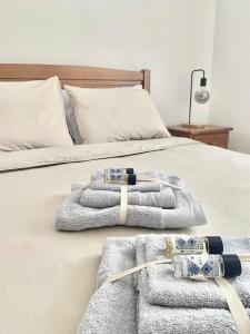 Un par de camas con toallas. en Sabugal Comfort - Central Castelo, en Sabugal