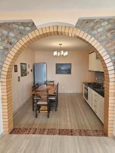an archway in a kitchen with a dining room table at Villa Dario in Vlorë