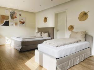 zwei Betten nebeneinander in einem Zimmer in der Unterkunft Finca Berlin nähe Olympiastadion in Berlin