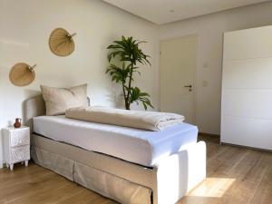 een slaapkamer met een bed met een plant erop bij Finca Berlin nähe Olympiastadion in Berlijn