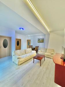 una gran sala de estar con 2 sofás y una mesa. en M&D Apartment, en Struga
