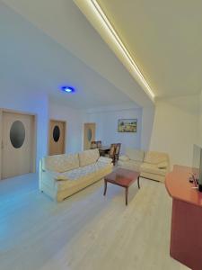 Sala de estar con 2 sofás y mesa en M&D Apartment, en Struga