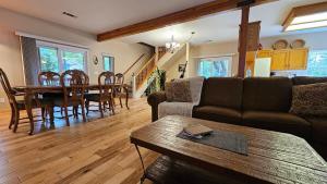 una sala de estar con un sofá y una mesa en Bass Lake Cabin-Pet Friendly, en Bass Lake