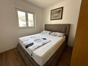 een slaapkamer met een bed in een kamer met een raam bij Jovana Apartments in Budva