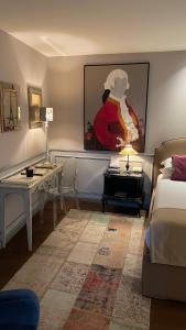 1 dormitorio con cama, mesa y escritorio en Il Relais, en Verona