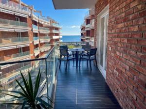 balcón con mesa, sillas y vistas al océano en Fishta Quality Apartments Q5 36 en Velipojë