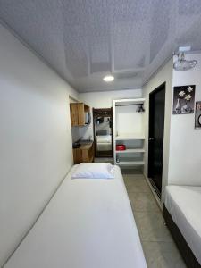 mały pokój z dwoma łóżkami w obiekcie Alojamiento turístico Keniant's w mieście San Andrés