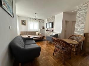 een woonkamer met een bank en een tafel bij Jovana Apartments in Budva