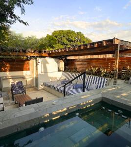 basen z 2 leżakami obok domu w obiekcie Casa Charlotte - Alma Hotels w mieście Santa Marta