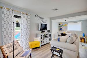 een woonkamer met een bank en een tv bij Chic Retreat with Cozy Fire Pit in Sebring