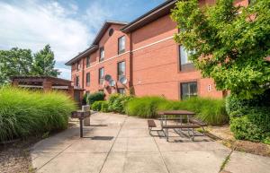 a building with a table and a bench on a sidewalk at Extended Stay America Select Suites - Columbia - Gateway Drive in Columbia