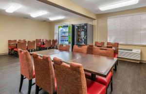 einen Konferenzraum mit einem Tisch und Stühlen in der Unterkunft Extended Stay America Suites - Orlando - Maitland - Summit Tower Blvd in Orlando