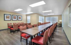 een vergaderzaal met een lange tafel en stoelen bij Extended Stay America Suites - Columbia - Columbia Corporate Park in Columbia
