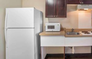 een keuken met een witte koelkast en een wastafel bij Extended Stay America Suites - Columbia - Columbia Corporate Park in Columbia