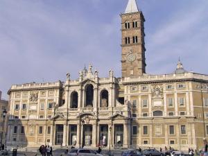 un grand bâtiment avec une tour d'horloge en haut dans l'établissement Merulana Suite, à Rome