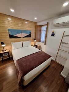 ein Schlafzimmer mit einem großen Bett in einem Zimmer in der Unterkunft 4PortoApartments#3 in Porto