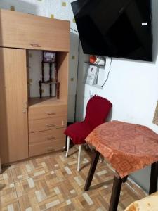 CHIMÚ Lima HOUSE في ليما: غرفة صغيرة مع طاولة وكرسي احمر