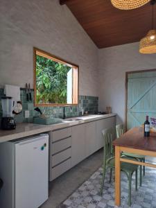 eine Küche mit einem Waschbecken, einem Tisch und einem Fenster in der Unterkunft Casa Carol - Macapá Paradise in Luis Correia + 24 Fotos