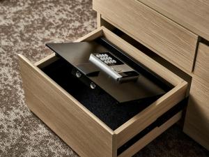 uma gaveta de madeira com uma caixa com um controlo remoto em Daiwa Roynet Hotel Gifu em Gifu