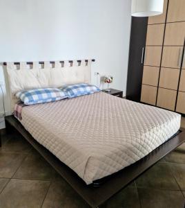 ein Schlafzimmer mit einem großen Bett mit einer weißen Bettdecke in der Unterkunft Dolcenido Meyer Firenze in Florenz