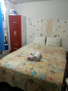 1 dormitorio con 1 cama con 2 almohadas en CHIMÚ Lima HOUSE, en Lima