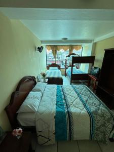 Rúm í herbergi á Kanoas Hostal