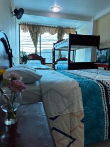 Rúm í herbergi á Kanoas Hostal