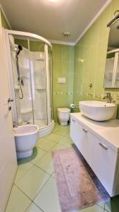 ein Badezimmer mit zwei Waschbecken, einer Dusche und einem WC in der Unterkunft Dolcenido Meyer Firenze in Florenz