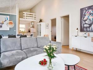 een woonkamer met een bank en een tafel bij Holiday home Nexø IX in Neksø