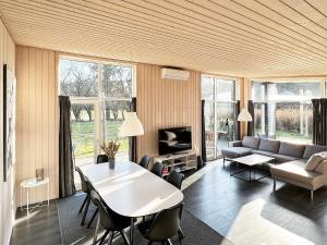 ein Wohnzimmer mit einem Sofa und einem Tisch in der Unterkunft 8 person holiday home in Glesborg in Fjellerup Strand
